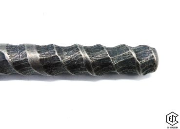 Preview: Handgeschmiedeter Kubotan HC-22-2 Unikat (Custom Made) von vorne auf weißem Hintergrund. Seriennummer SN sichtbar, Totenkopf-Gravur, schwarzer Paracord-Fangriemen, 3 Bohrungen. GPSR: Chargennummer/Hersteller SN für Rückverfolgbarkeit. Nur als Grifffestige